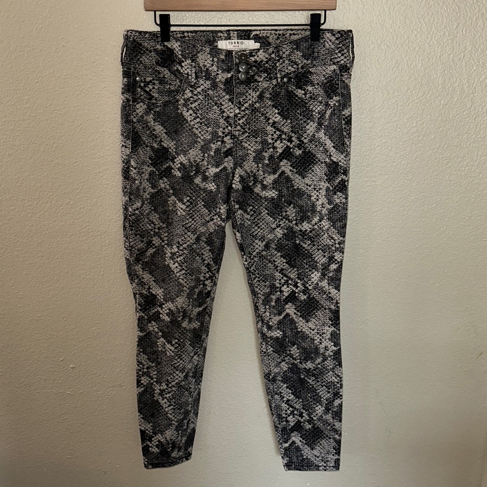 Torrid Snake Print Stretch Denim Jeggings Size 14S